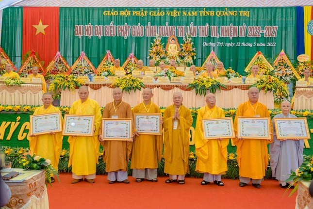 Tặng Bằng tuyên dương công đức