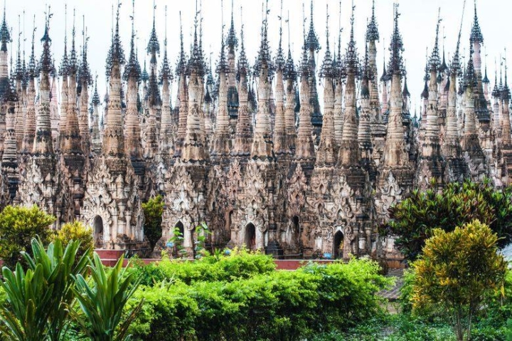 Những tòa tháp cao vút với thiết kế tương tự nhau.
