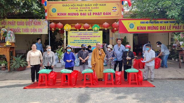Thượng tọa Thích Đạo Phước trao quà đến người dân