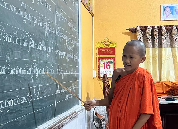 Vào dịp hè, sư Chau Sóc Thon lại lên lớp dạy chữ Khmer cho con em đồng bào dân tộc