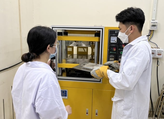 Quy trình tái chế khẩu trang của nhóm sinh viên Đại học Sư phạm Kỹ thuật TPHCM.