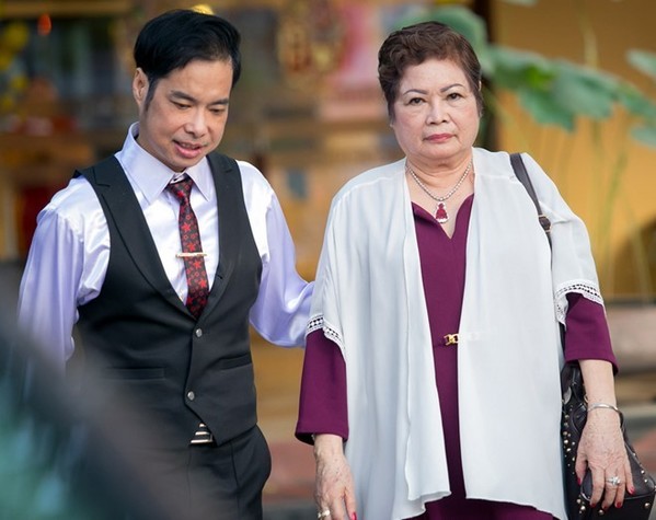 Với danh ca Ngọc Sơn, mẹ là tất cả. Lo cho mẹ tới lúc bà nằm xuống là anh đã vui lắm rồi. Ngay cả căn nhà đang ở hiện tại, anh cũng đã hiến làm từ đường cho dòng họ.