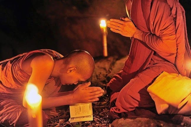 Khiêm hạ phước trời đất là một trong những tư tưởng cốt lõi của Phật Giáo. Trong những bức ảnh về những người tuân thủ triết lí đó, bạn sẽ cảm nhận được sự thanh tịnh trong tâm hồn và niềm tin vào một cuộc sống bình an.