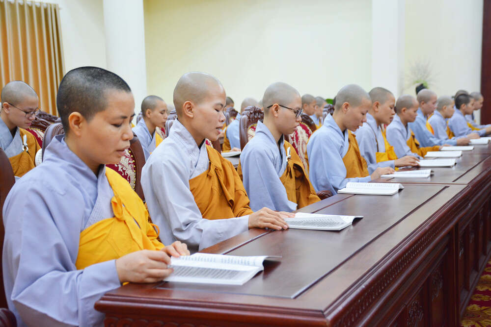 Là người học Phật, tôi kính trọng pháp môn tu Thiền nhưng cũng rất tin tưởng vào pháp môn tụng kinh, niệm Phật và nghe pháp. Pháp môn tu hành truyền thống này của người Việt Nam đã có gần hai ngàn năm nay thật vi diệu. Dùng trí tuệ mà suy xét chúng ta thấy trong tụng kinh có cả Giới-Định- Huệ: