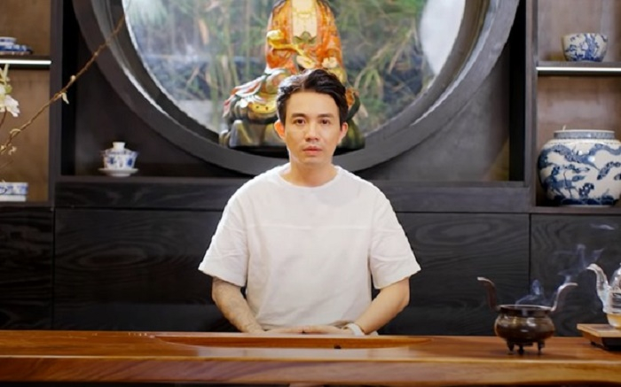 Doanh nhân Minh Nhựa đã dần ngộ đạo và tự mình trở thành Phật tử, hàn gắn với vợ con.