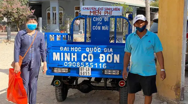 Ông Minh cùng một mạnh thường quân
