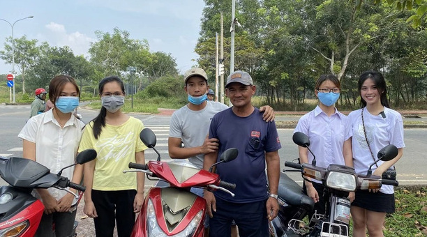 Ông Minh và các sinh viên