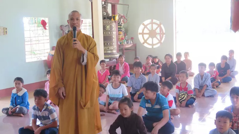 Thầy Nguyên An hướng dẫn các em nhỏ học Phật pháp