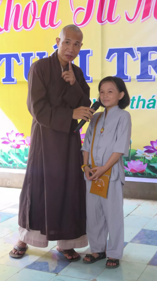 Thầy Thích Nguyên An giao lưu với một thiếu nhi trong khóa tu mùa hè