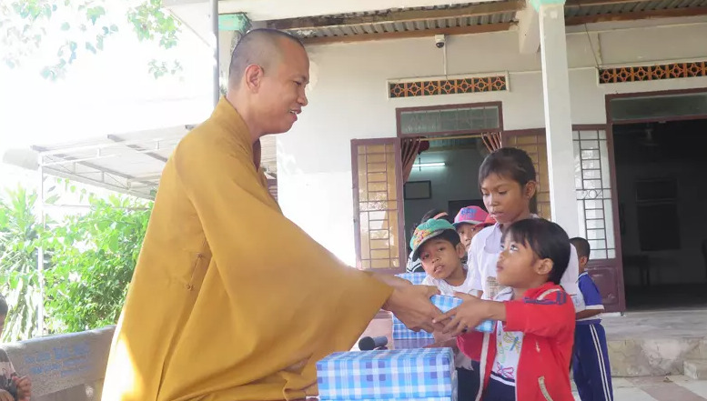 Thầy Thích Nguyên An trao quà cho các em học sinh nghèo hiếu học người dân tộc thiểu số
