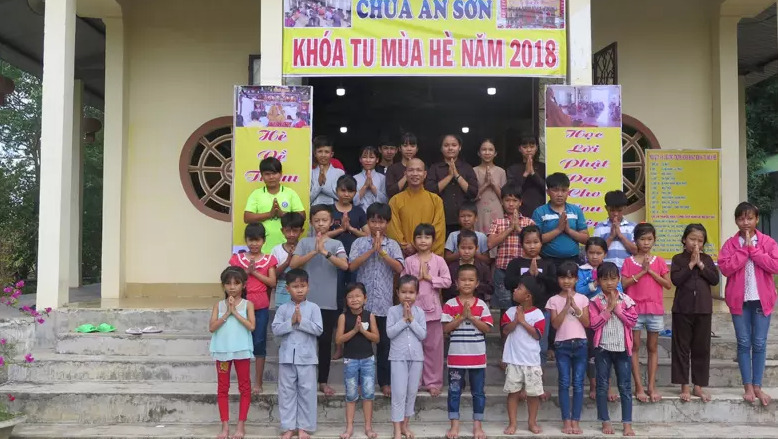 Thầy Nguyên An với các em thiếu nhi trong khóa tu mùa hè do thầy tổ chức