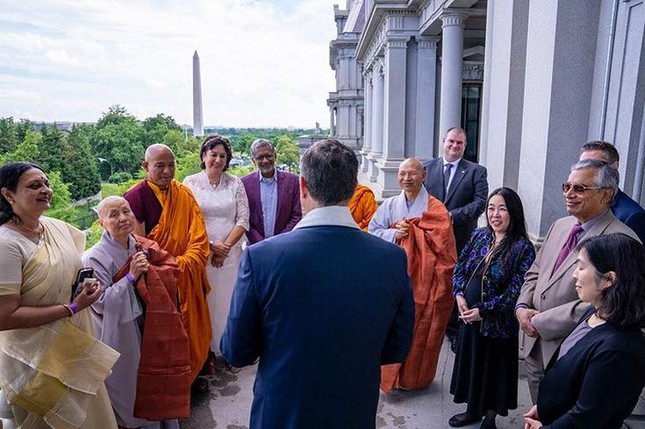Trao đổi bên lề buổi lễ - Ảnh: White House
