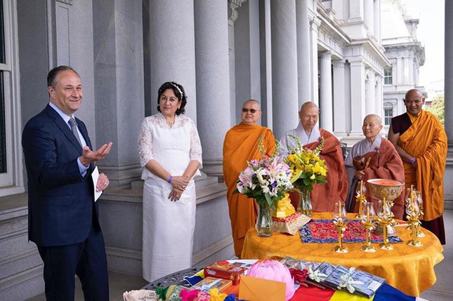 Từ trái sang: Đệ nhị phu quân Douglass Emhoff, Wangmo Dixey, Hòa thượng Ajahn Thanat Inthisan, Hòa thượng Jinwol Lee, Ni sư Wol, and Thượng tọa Khenpo Tsultrim Tenzin tại buổi lễ ở Nhà Trắng hôm 16-5-2022 - Ảnh: White House
