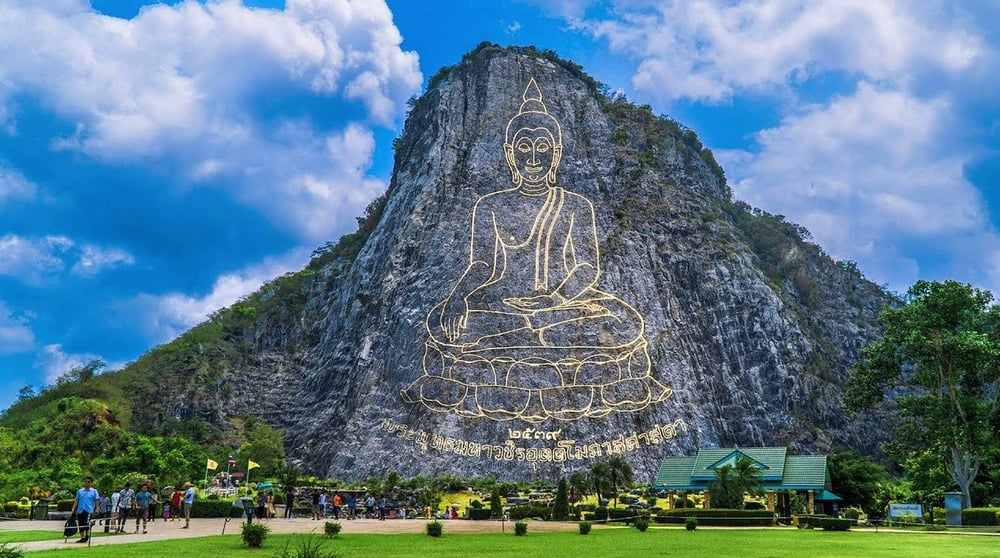 Tượng Phật khổng lồ được khắc bằng vàng trên núi ở Thái Lan