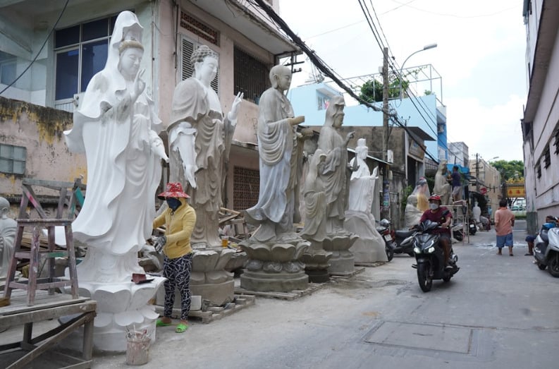 Nằm sâu trong con hẻm nhỏ dưới chân cầu Ông Buông, gần chùa Hải Giác (Q.6, TP.HCM), có một xóm nghệ nhân chuyên làm ra những bức tượng Phật suốt gần 100 năm qua.