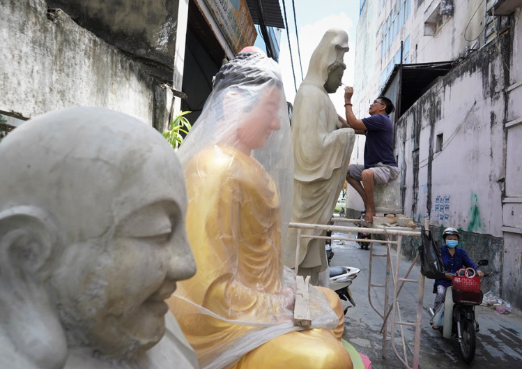 Những người thợ miệt mài làm từng công đoạn đắp cát, đổ xi măng để tạo khuôn, chà nhám, sơn màu, khắc họa chi tiết,… Tất cả những công đoạn ấy được tạo ra từ bàn tay tài hoa, khéo léo của người thợ.