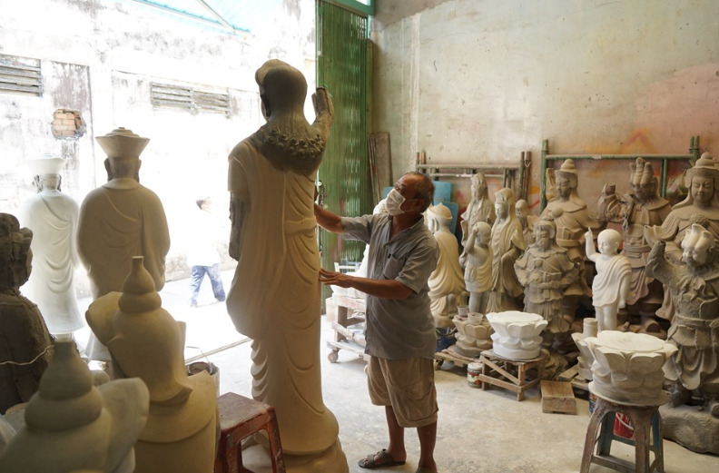Theo ông Mai Văn Tuấn (con trai của nghệ nhân Mai Văn Lai), nghề làm tượng được cha ông truyền lại đến nay đã gần 100 năm. Trước đây, chỉ có hai cơ sở đúc tượng được người trong và ngoài nước biết đến là cơ sở gia đình của hai họ Lê (Lê Văn Chánh) và Mai (Mai Văn Lai). Khi ông Chánh và ông Lai mất, những người con cháu trong gia đình tiếp tục làm nghề cho đến tận ngày hôm nay.