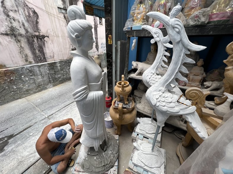 Tượng được làm bằng hai chất liệu chính: Xi măng và thạch cao. Ông Tuấn cho hay, để đúc ra một bức tượng hoàn chỉnh, người thợ phải miệt mài từ 10 ngày đến 1 tháng, thậm chí vài tháng, tùy theo kích thước lớn nhỏ của tượng.