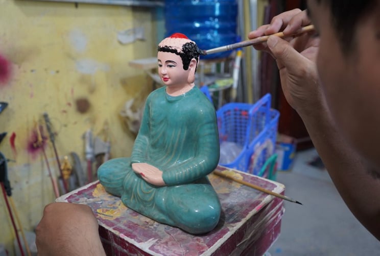Ngoài việc mất thời gian, các thao tác phải chăm chút, tỉ mỉ, người làm tượng phải đặt cả tâm hồn mình vào đó. Thường một bức tượng sẽ trải qua nhiều công đoạn như: Lên cốt, đắp bột, làm lán, chà nhám, phun sơn hoặc vẽ màu, sau cùng là vẽ mắt