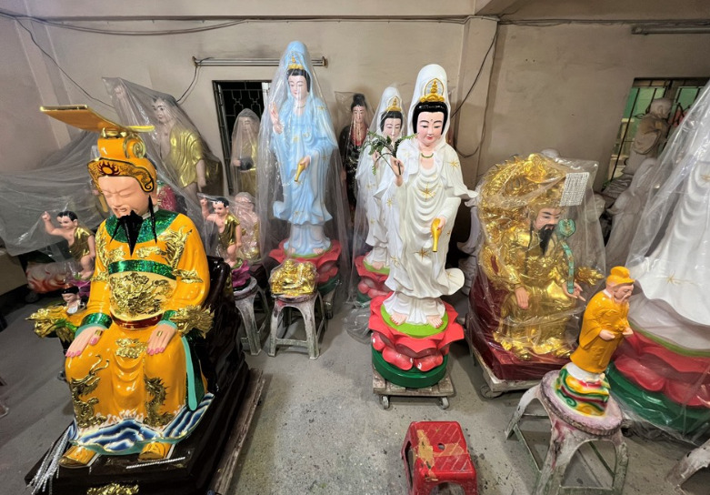 Bên trong một nhà xưởng với hàng chục bức tượng đã hoàn thành với kiểu dáng khác nhau.