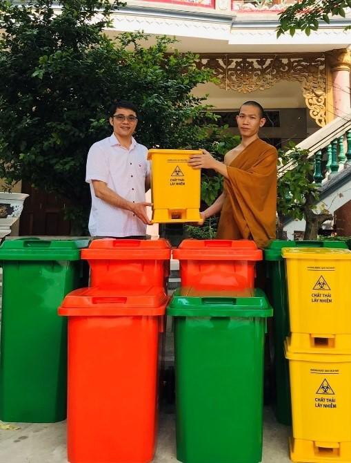 Anh Nguyễn Bá Hội, chủ nhiệm Câu lạc bộ trao tặng thùng rác đến các chùa.