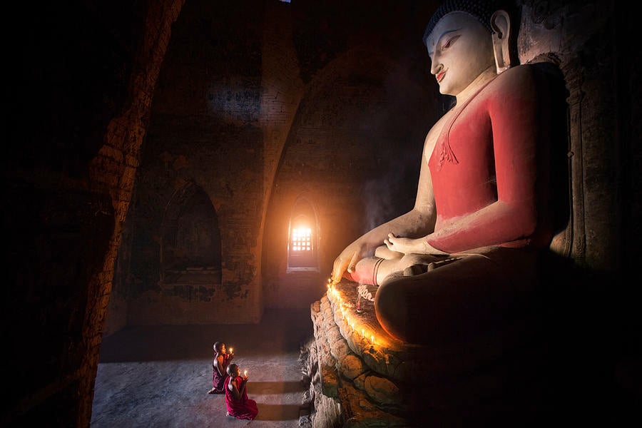 “Phước bất năng hưởng tận” – không hưởng hết cái phước của mình có mà đem san sẻ, đem cho lại, đem gieo lại điều tốt, trồng lại công đức vào trong cuộc đời, trồng công đức lại vào trong Tam bảo và chúng sinh.