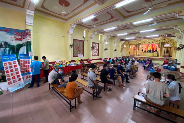 Các bạn trẻ, Phật tử ngồi đợi hiến máu do chùa Hòa Khánh tổ chức.