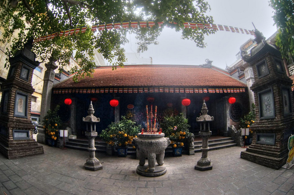 Nằm tại số 3 phố Nhà Thờ, phường Hàng Trống, quận Hoàn Kiếm, chùa Bà Đá còn được gọi là Linh Quang tự hay Sùng Khánh tự, là một ngôi chùa có lịch sử hình thành và phát triển khá đặc biệt của thủ đô Hà Nội.