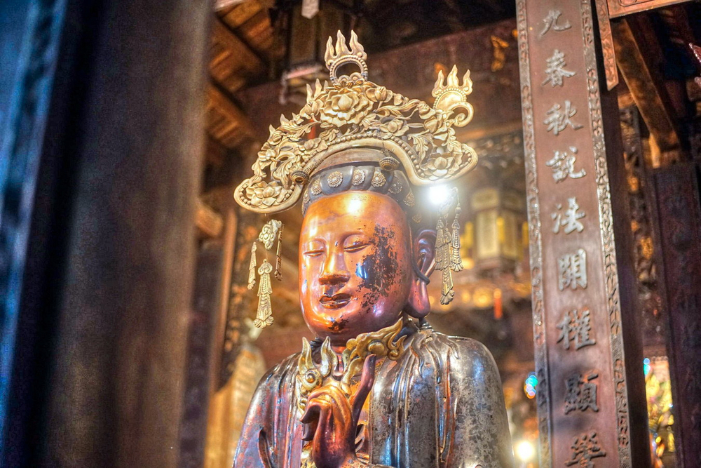 Bên trong chùa Bà Đá còn lưu giữ được nhiều pho tượng có giá trị, đặc biệt là bộ tượng gỗ lớn tạc hình đức Phật Thích Ca niêm hoa, hai bên là tượng các tôn giả A-nan, Ca-diếp…