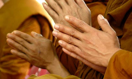 hành giả niệm Phật có được thắng duyên là môi trường Cực lạc để giúp cho sự tiến tu bất thối...