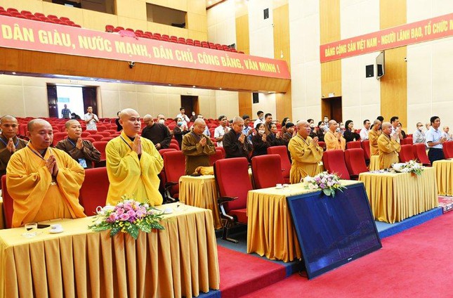 Đại biểu thực hiện nghi thức chào Quốc kỳ, Đạo kỳ