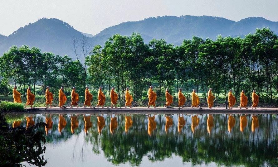 Thường buông xả, bao dung độ lượng với mọi người, buông xả từ những thứ nhỏ nhặt nhất, dễ xả nhất. Tâm càng rộng, ý càng sáng, lòng càng thiện, đời càng vui.