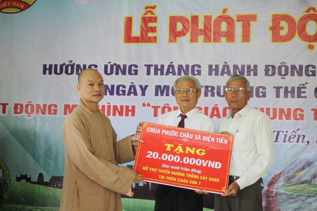 Chùa Phước Châu cũng trao bảng biểu trưng hỗ trợ 20 triệu đồng để trồng cây xanh.