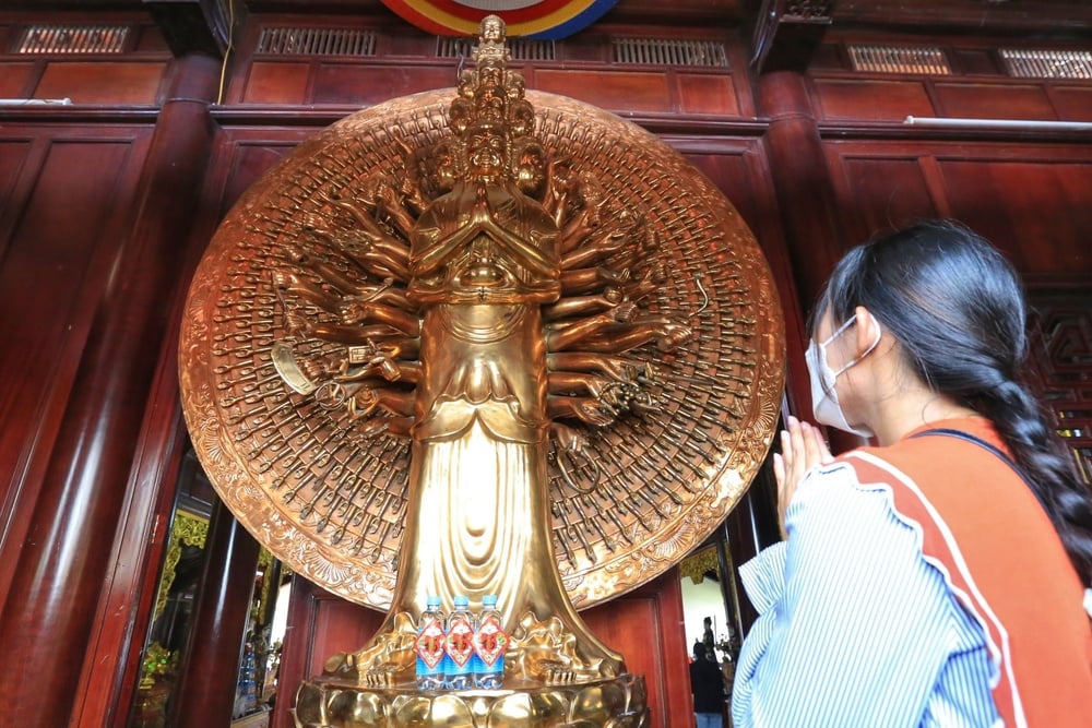 Năm 2017, chùa Pháp Vân được tiếp nhận thêm kỷ lục Việt Nam mới 'Tôn tượng Bồ Tát Quan Thế Âm nghìn tay nghìn mắt (ở thế đứng) bằng đồng cao nhất Việt Nam'. Ảnh: NHẬT THỊNH.