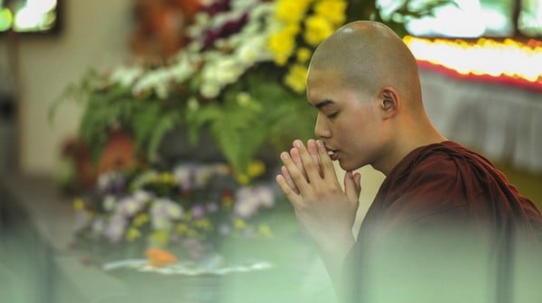 Khi nào ta có lòng tôn kính Phật tuyệt đối thì ta mới có cái nhân để vượt qua được ái dục.