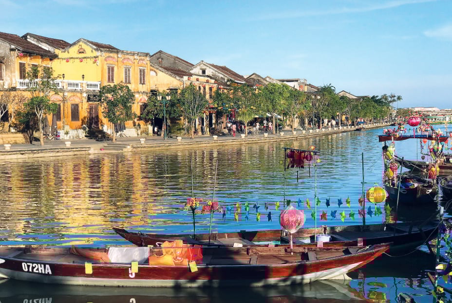 Tổ sư ra đời trong dòng nhà quan tại Quảng Nam, cháu nội của Hộ quốc công Nguyễn Văn Thành, cháu ngoại của Tổng trấn Bắc Ninh; cha là Tổng trấn Quảng Nam, mẹ thì quốc sắc thiên hương và hiền từ nhân hậu.