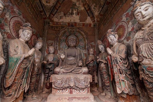Những bức tượng Phật có tuổi thọ lâu đời ở Thiên Phật động. Ảnh: Xinhua.
