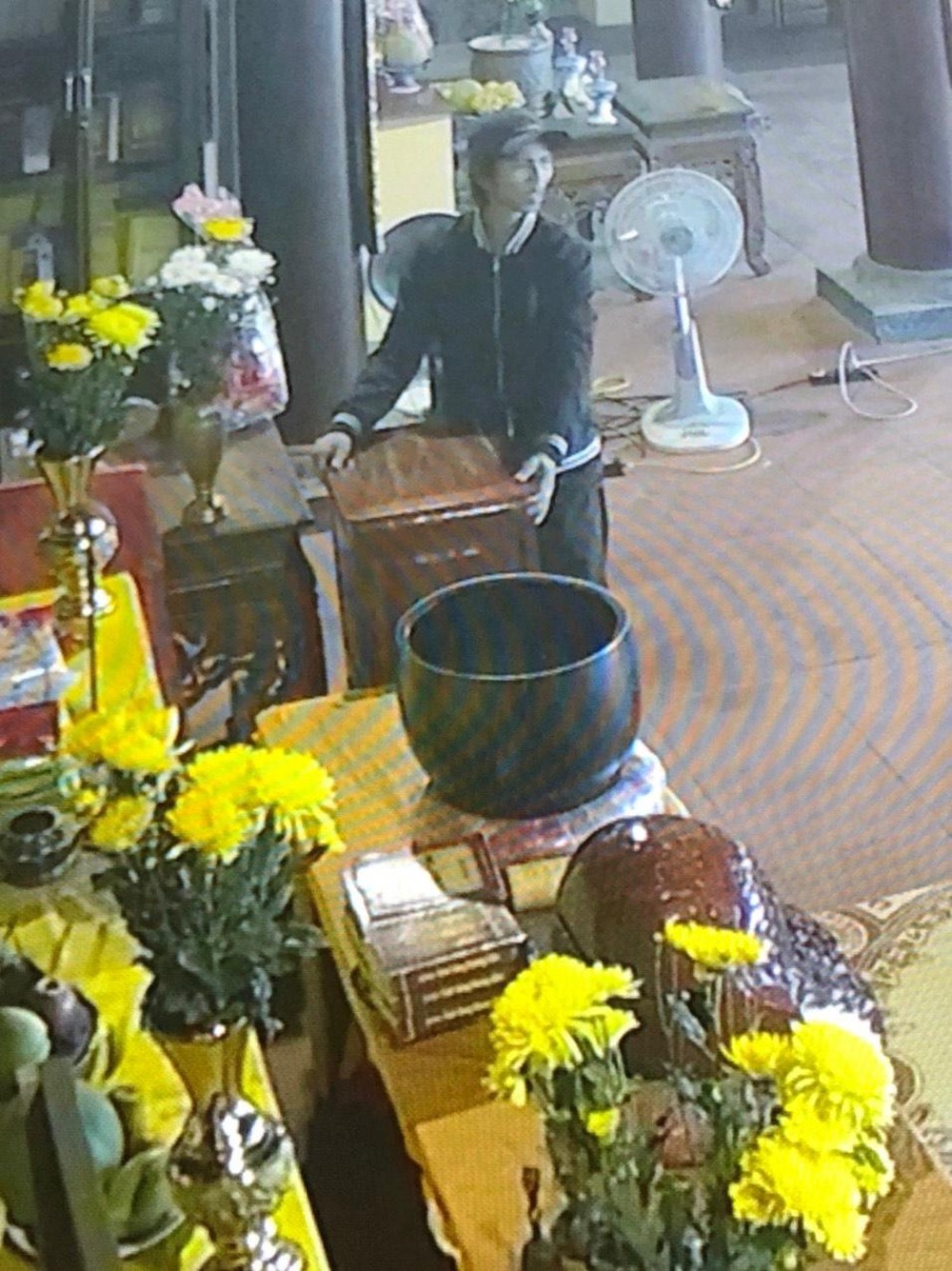 Hình ảnh camera ghi lại cảnh Lê Huy Ý trộm tài sản trong Chùa. Ảnh: Đình Hưng