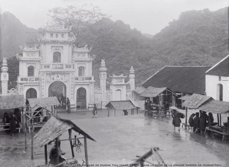 Cổng chùa Hương trong một ngày mưa gió.