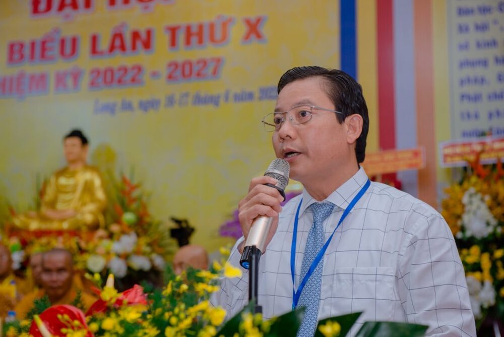 Ông Phạm Tấn Hoà, Phó Chủ tịch Uỷ ban Nhân dân Tỉnh, phát biểu chúc mừng Đại hội