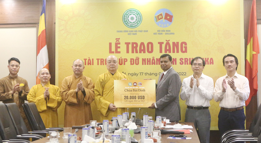 Đại diện Trung ương Giáo hội Phật giáo Việt Nam, Hội hữu nghị Việt Nam – Sri Lanka trao tặng số tiền cho đại diện Đại sứ quán Sri Lanka tại Việt Nam.