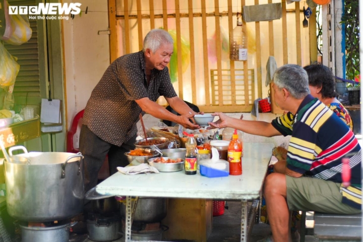 Khách từ mọi nơi tìm về quán cháo 'Về đây em' rất đông, không kể giàu nghèo, bình dân hay sang trọng, vợ chồng ông Minh đều phục vụ tận tình.