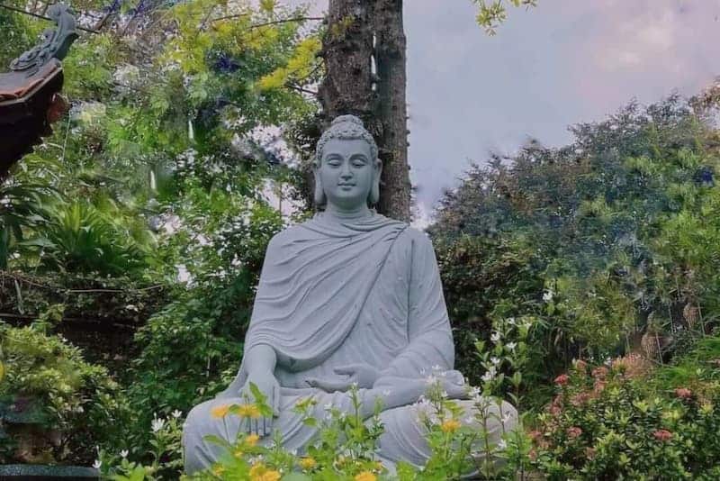 Tại sao lại lạy tượng Phật bằng xi măng?