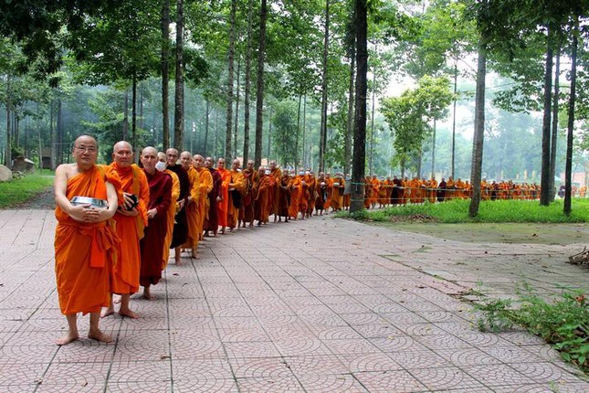 Chư Tăng trì bình khất thực
