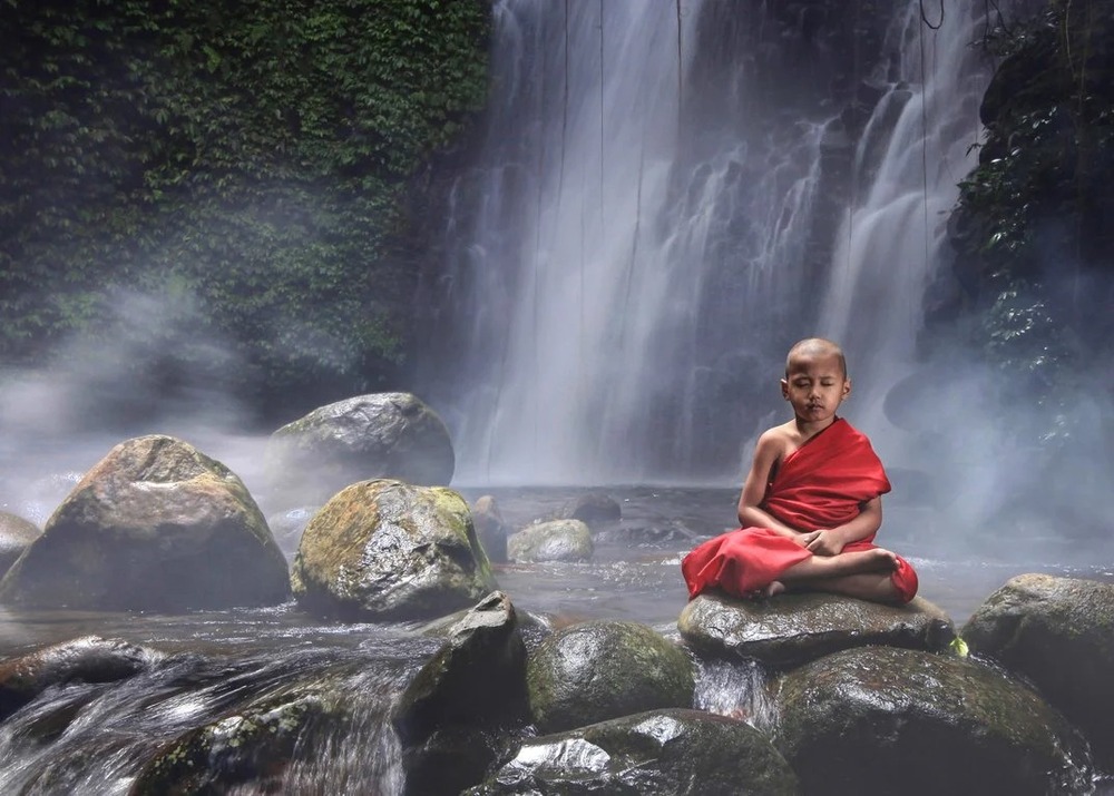 Nếu thiết lập được chánh niệm, từng bước làm chủ các căn thì nghiệp mới hình thành theo khuynh hướng thiện, tích cực. Đó là bước đầu chuyển nghiệp.