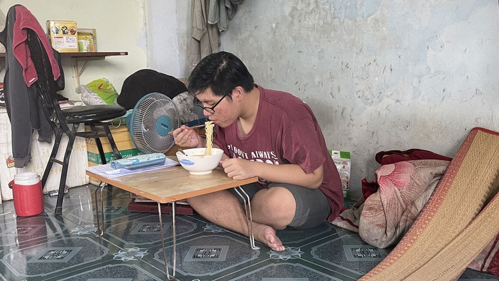 Cậu học trò mồ côi, ở trọ và thường xuyên phải ăn mì gói để tiết kiệm tiền nuôi ước mơ vào đại học