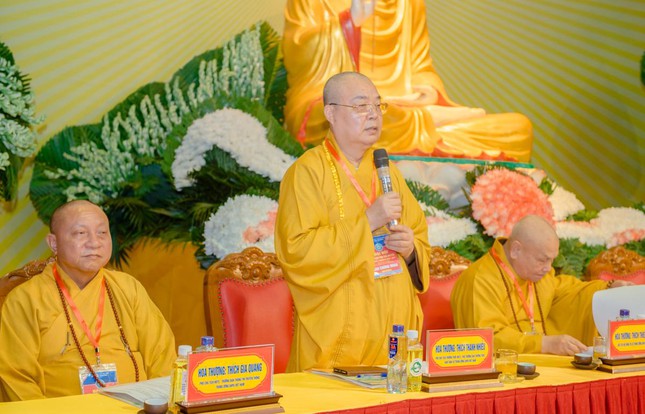 Hòa thượng Thích Thanh Nhiễu lấy ý kiến biểu quyết