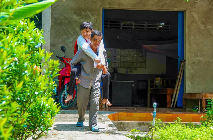 12 năm qua, mỗi ngày ông Tuyết đều cõng con trai Mai Khánh Tân tới trường.