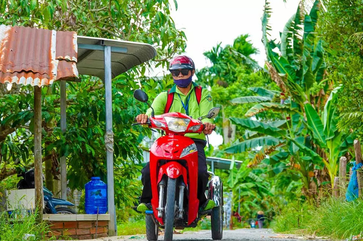 Còn Tân bây giờ đã là sinh viên và em có thể tự chạy xe máy đến trường.