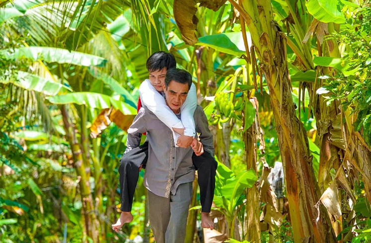Cõng con đến còng lưng nhưng đó là niềm vui của người đàn ông đơn thân.